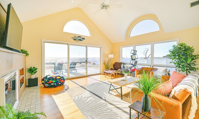Patchogue Maison | Bayfront Home in Patchogue w/ Deck & Fishing Dock