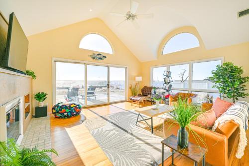 Patchogue Maison | Bayfront Home in Patchogue with Deck and Fishing Dock