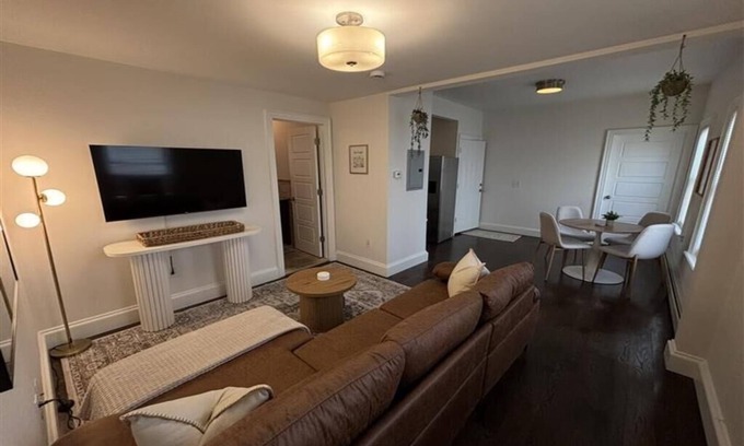 Bayonne Appartement | Bayonne 2BR: 15 Min to NYC, Pets OK, Parking Available