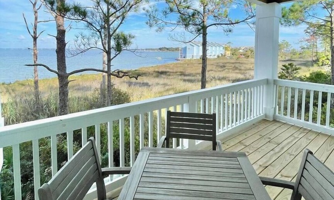 Innerarity Townhomes Maison | Bayside Days: Bay Views, Pool, Beach, & 2 Kayaks!