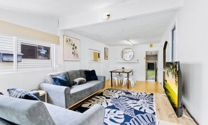 Deception Bay Maison | Bayside Living! Walk to Water, Central, sleeps 7
