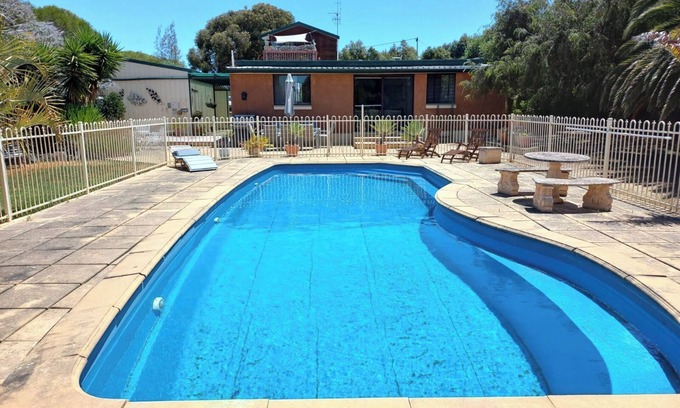 Port Elliot Appartement | BayView Apartment come and relax on a rural property not far from the beach