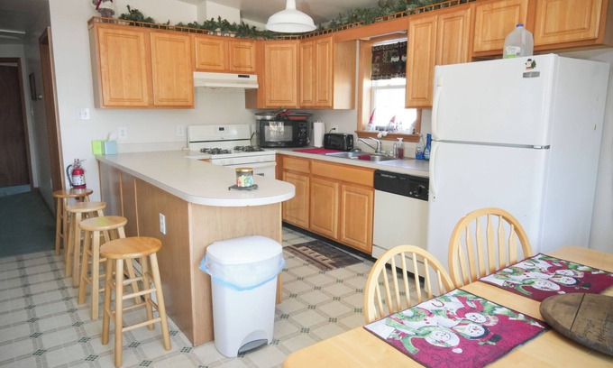 Inlet Chalet De Ski | Bayview at Beachfront "Eagle Bay Village"