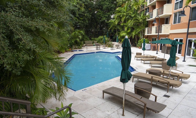 Coconut Grove Copropriété | Bayview Condo in Heart of Miami's Coconut Grove
