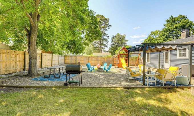Bayville Maison | Bayville Getaway w/ Fire Pit - 2 Mi to Beach!