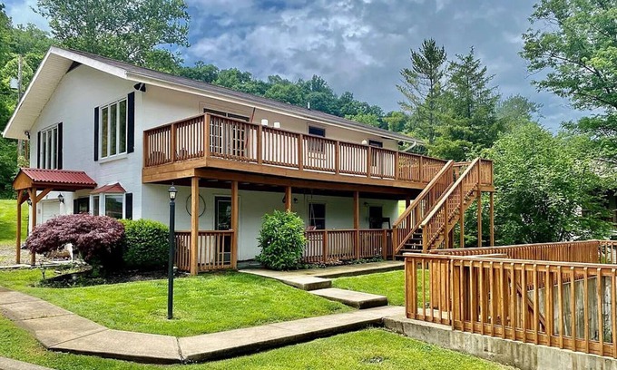 Waverly Maison | Baywood on the Lake- 3BR water front lake house located on Lake White.