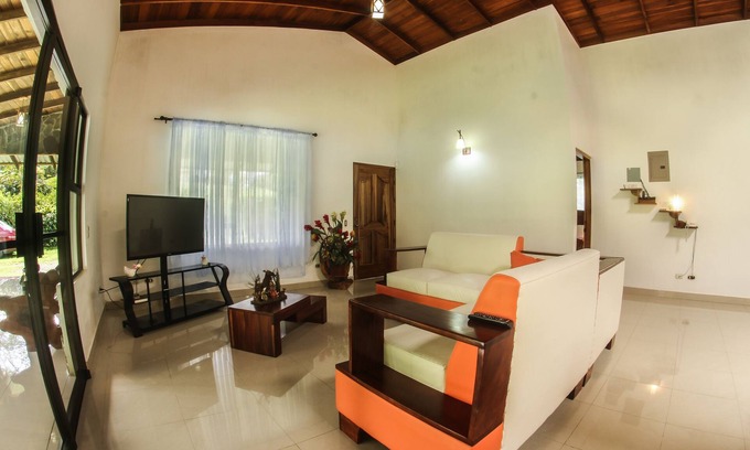 Penas Blancas Villa | BBQ RANCH, PISCINE, 4 CHAMBRES AVEC LIT KING SIZE SUR 10. 000 M2 DE PROPRIÉTÉ