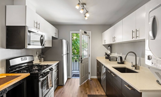 Brookwood Appartement | Le Grand Awesome Condo 2BR / 1BA (J) - Comprend des nettoyages bimensuels avec changement de linge
