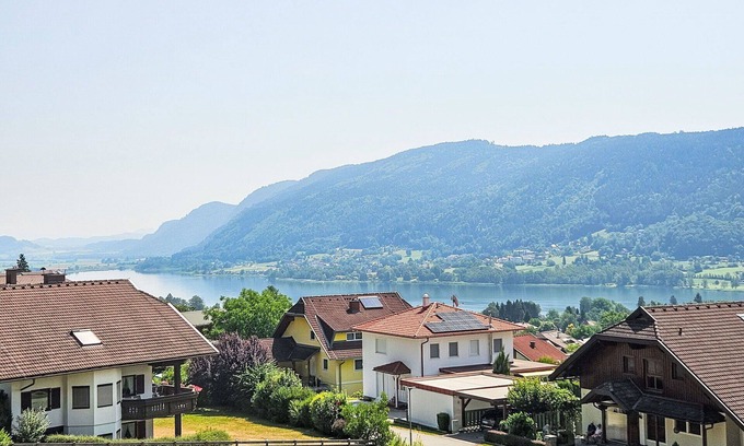 Bodensdorf Maison | Beautiful apartment in villa for 6 people with WIFI, TV, terrace and pets allowed