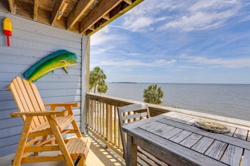 Cedar Key Appartement | Beach and Pool Access at Condo on Cedar Key!
