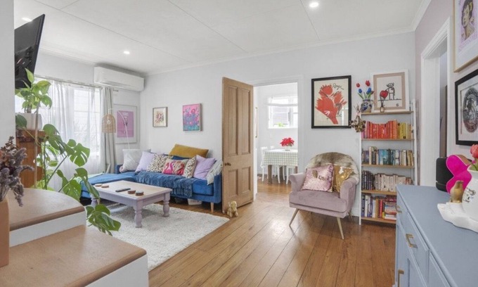 Petone Maison | Beach, bars, cafes, shops, and cinema on your doorstep!