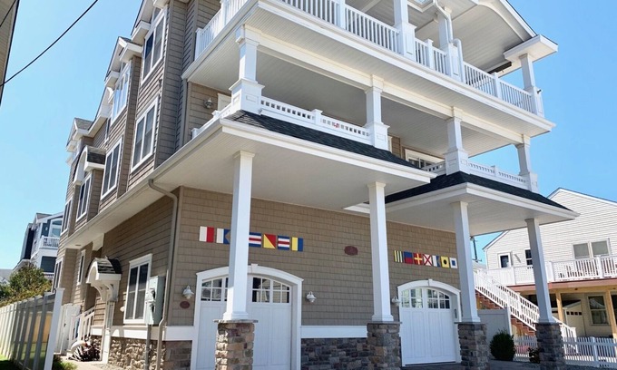 Sea Isle City Copropriété | Beach Block 6 Bedroom Condo walking distance to downtown.