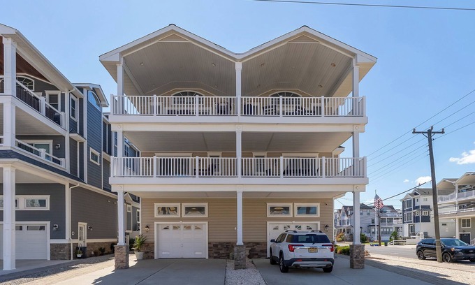 Sea Isle City Maison | BEACH BLOCK +Ocean Views! Weekend at Bernie's-5BR/3.5BA, Parking, Prime Location