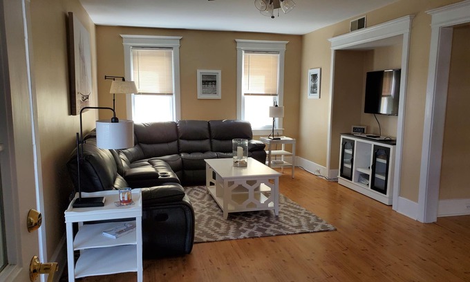 Ventnor City Copropriété | Beach, boardwalk and downtown steps away from large, well-maintained condo