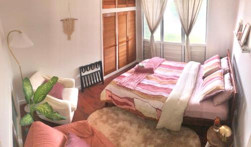 Rapid Creek Maison | BEACH Boho 70s Entire Home WALK Cafe & Beach