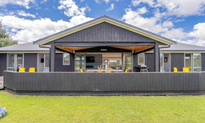 Whangapoua Maison | Beach Break Bach - Whangapoua Holiday Home