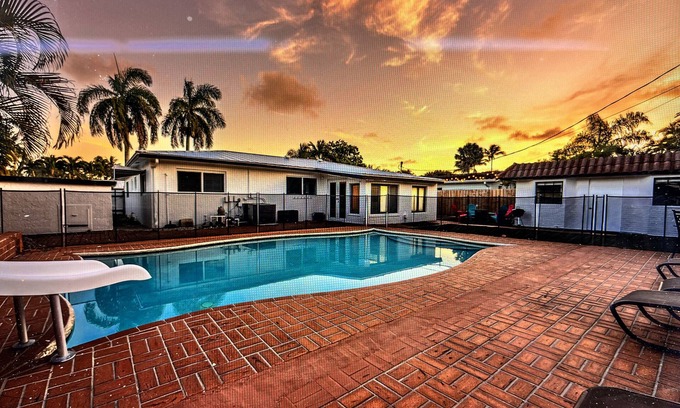 Pompano Beach Maison | Beach Breeze Inn – Theater, Pool & Arcade, Close to Ocean