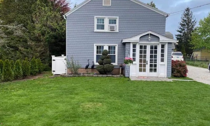 Branford Center Maison | BEACH BUM CARRIAGE HOUSE with kayaks - steps to beach, park, marinas & brewery!