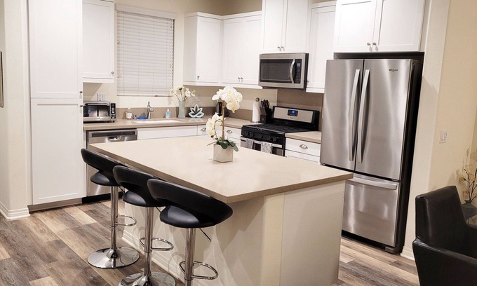 Imperial Beach Copropriété | Beach Condo nestled between IB & Coronado