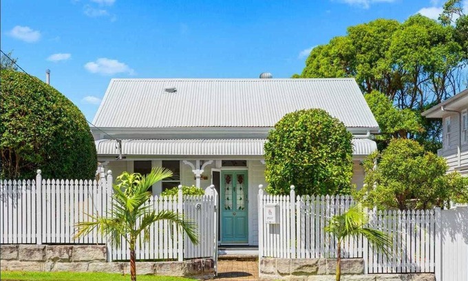 Freshwater Maison | Beach Cottage in “Freshwater Basin”. Under 5 min flat walk to Beach & Shops