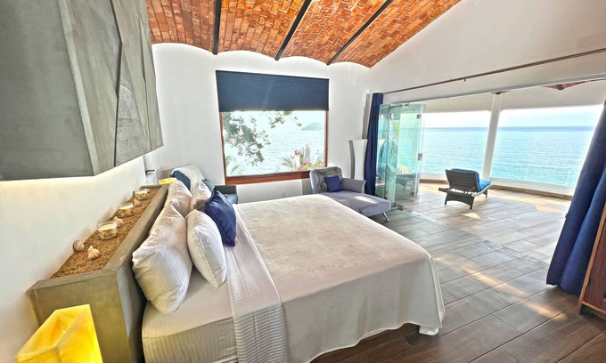 Los Pescadores Maison | Beach Front, Amazing, Private Home