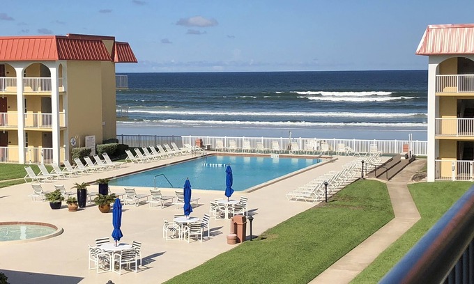 Point East Copropriété | Communauté face à l'océan avec une superbe vue sur la plage depuis le condo. 2/2 sur la plage sans voiture.