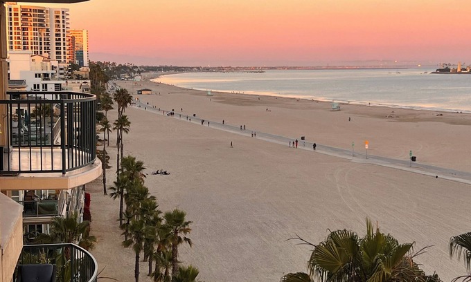 Alamitos Beach Copropriété | Beach front Condo with Direct access to the beach