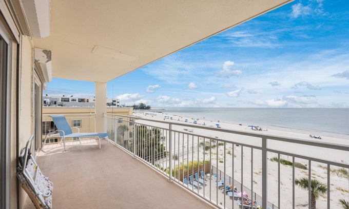 Madeira Beach Copropriété | Beach Front Corner Unit - #309 Madeira Norte