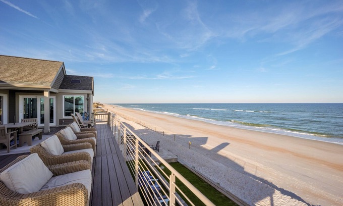 South Ponte Vedra Beach Maison | À couper le souffle Beach Front Home avec grande terrasse et anneau de feu au gaz au niveau du sol.