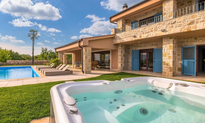 Milohnici Maison | Belle maison à Linardici avec jacuzzi