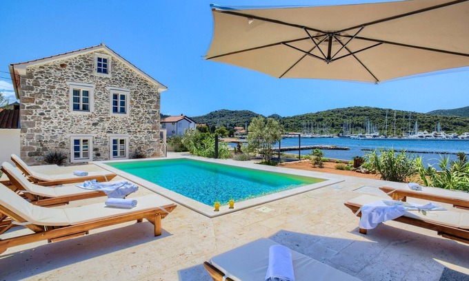Sutomiscica Maison | Beach front home in Preko
