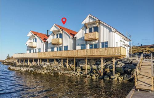 Smøla Maison | Beach Front Home In Smøla With Kitchen
