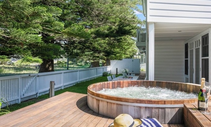 Patonga Maison | Beach Front House Outdoor Hot Tub Sauna