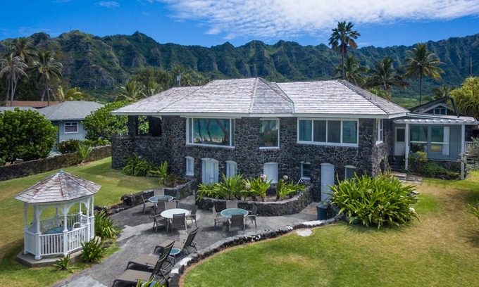Waimanalo Beach Maison | Waimanalo Beachfront pour jusqu'à 8 invités. Location de vacances sous licence n ° 90 / TVU-0235