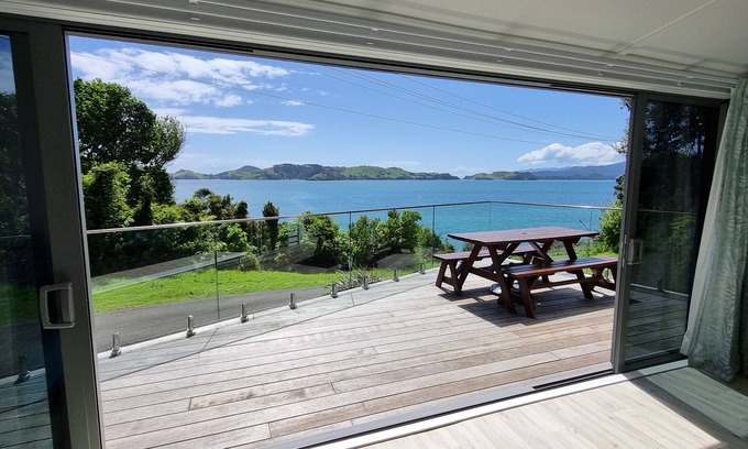 Te Kouma Maison | Escapade sur la plage avec vue imprenable sur l'océan et l'île - À 70 mètres de la plage!