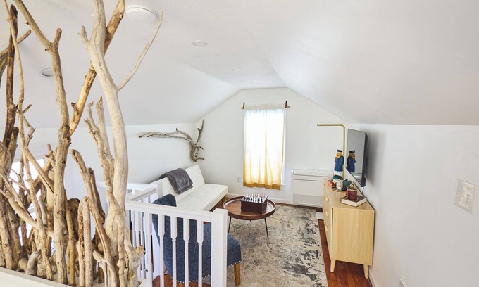 Hull Maison | New, Charming, Furnished One Bedroom Beach Bungalow Getaway in Hull