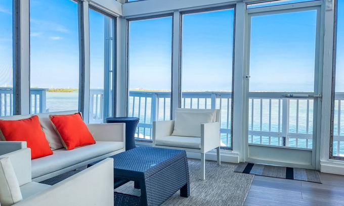 Breezeswept Beach Estates Maison | Beach Haven: Modern 4-Bed/2-Bath Single Family Home with Breathtaking Open Water