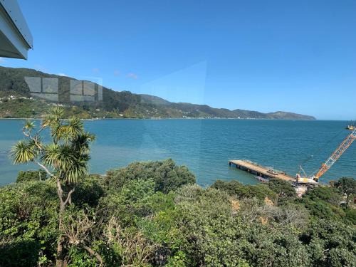 Lowry Bay Maison | Beach Home with 3 double bedrooms and amazing sea views