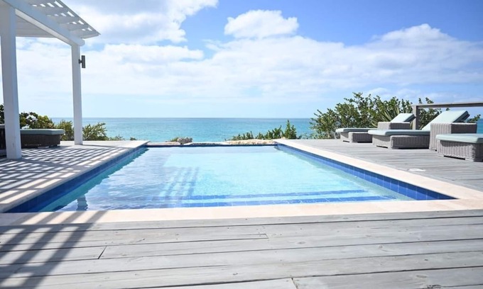 South Palmetto Point Maison | Beach House on cove of Ten Bay Beach
