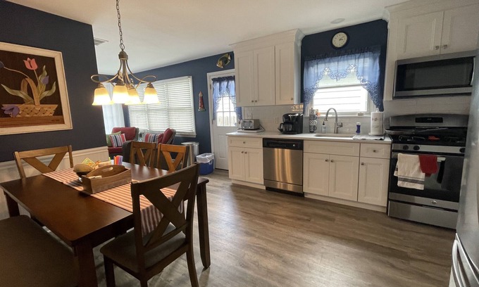 Bay Head Maison | Beach House, renovated 2022, walking distance to beach, private backyard