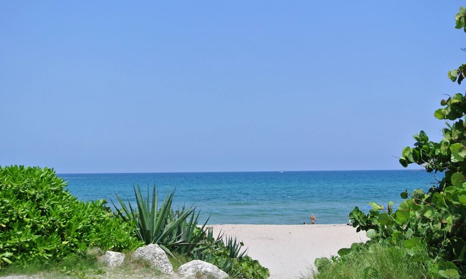 Briny Breezes Cottage | Beach House East of A1A, bain à remous privé, planches de surf, oasis en plein air