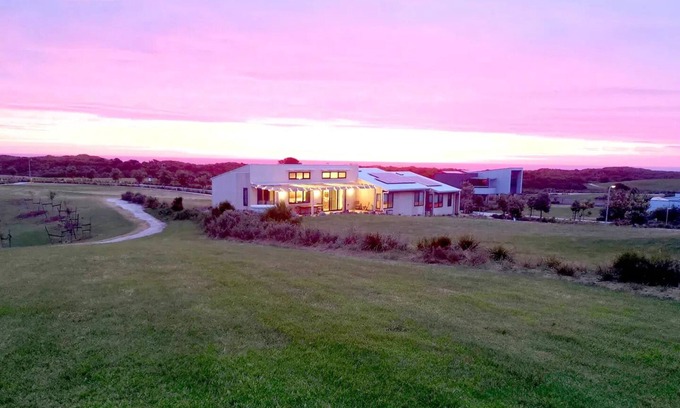 Cape Paterson Maison | Beach house in award-winning Eco Village surrounded by stunning beaches.nn