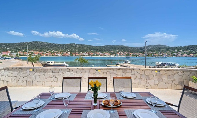Vinisce Villa | Beach House Joy - charmante villa en bord de mer avec piscine chauffée pour 8 personnes
