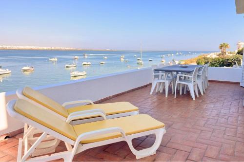 Praia de Faro Appartement | Beach House on Faro Island with a Dreamy Terrace and 7 Beds for the Perfect Escape