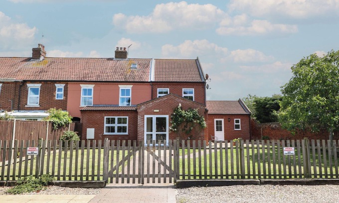 Winterton-on-Sea Maison | BEACH HOUSE, pet friendly, with a garden in Winterton-On-Sea