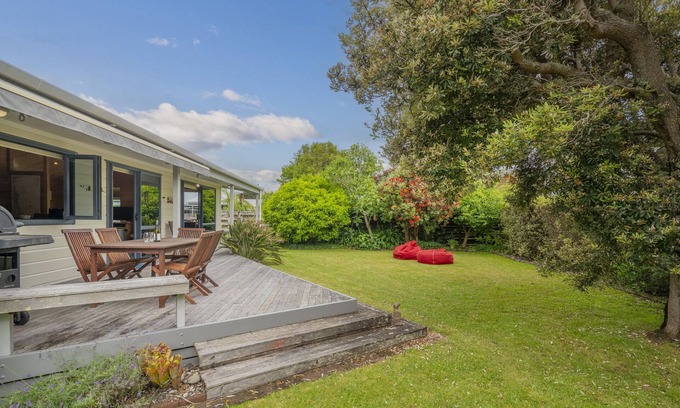 Pauanui Maison | Beach house vibes plus sleep out for 2nd family or teenagers. Pet friendly.