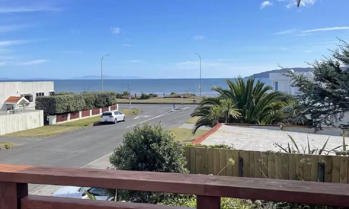Paraparaumu Beach Maison | Beach House with an oceanview!