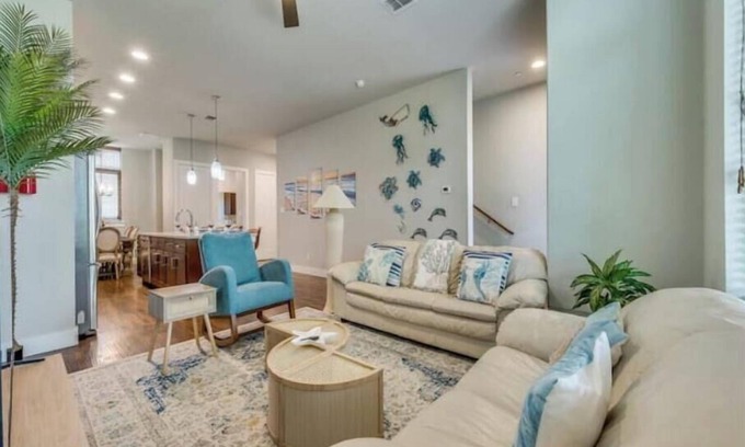 Farmers Branch Maison | Beach-Inspired Centrally Located Home