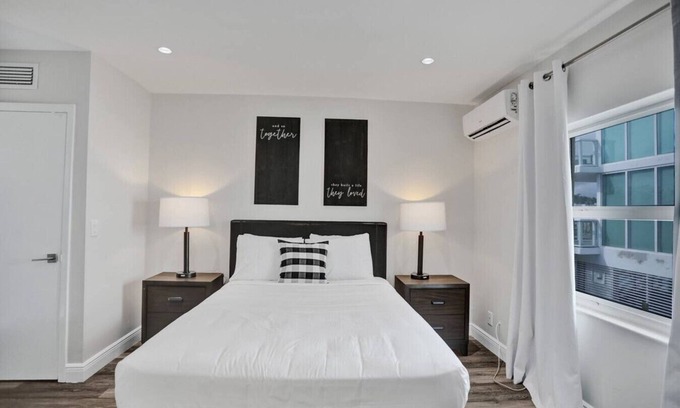 Hendricks and Venice Isles Appartement | Beach Isles: Modern Studio Apartment in Fort Lauderdale