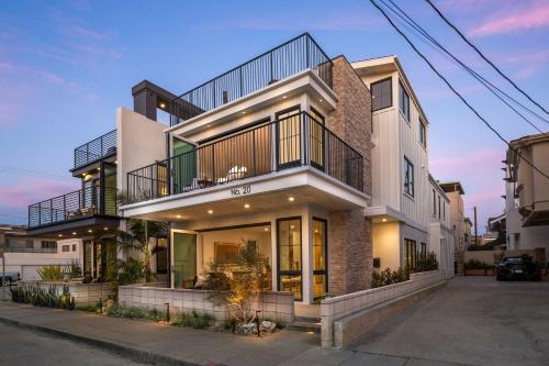 Peninsula Maison | Beach Paradise - Stunning 3-Story in Long Beach